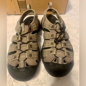 Keen Newport hiking closed toe sandal